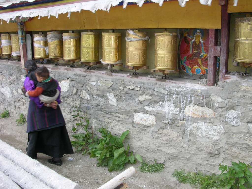 01 Prayer Wheel A prayer wheel contains mantras on a spindle. Spinning the wheel clockwise will have much the same effect as orally reciting the prayers. Prayer wheel range from hand held ones spun by pilgrims, to huge ones at temples. The most common manta is Om Mani Padme Hum, the mantra of the Bodhisattva of compassion Avalokiteshvara, spoken by most pilgrims as they spin their prayer wheels.